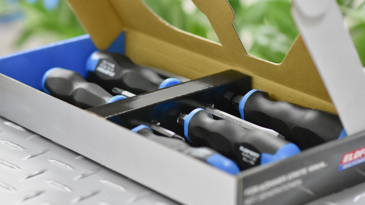 Bố trí từng cây tuốc nơ vít đóng trong hộp giấy