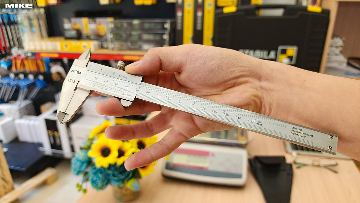 Thước cặp cơ hệ mét ELORA 1513 được làm từ thép không rỉ, tôi cứng, bề mặt phủ chrome mờ.