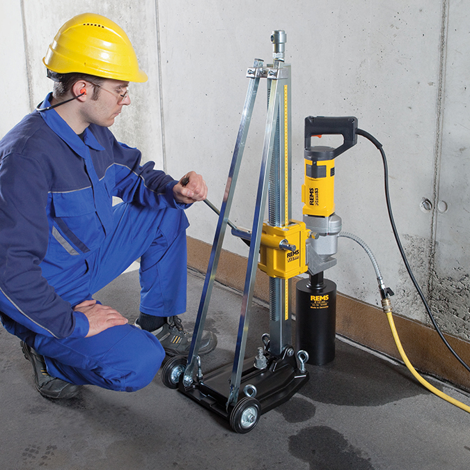 Máy khoan bê tông rút lõi REMS Picus S3 phụ kiện gồm bộ cấp nước, ổn định, cờ lê, lục giác, hộp thép chắc chắn.