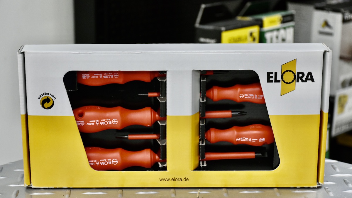 Bọc cách điện toàn bộ thân, chỉ chừa phần mũi vít để sử dụng