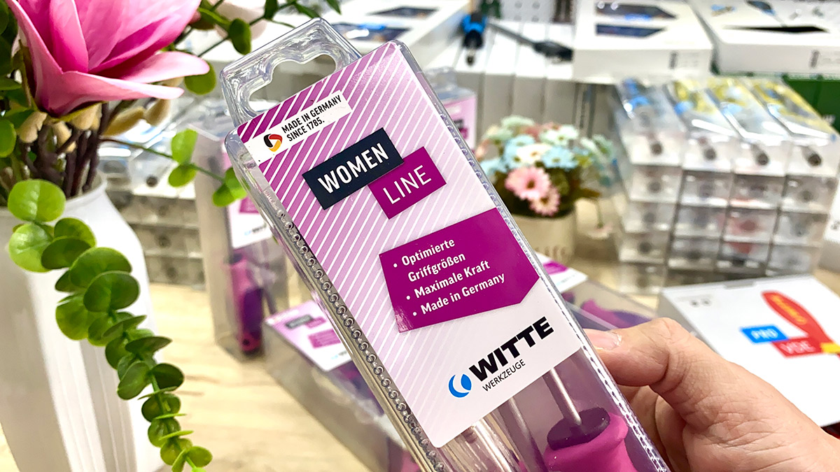 Bộ tua vít 4 món đựng trong hộp nhựa trong suốt.