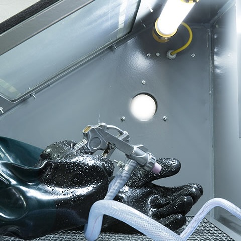 Buồng phun cát dạng bàn kiểm soát bụi hiệu quả