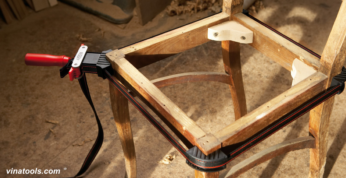 Kẹp ghế gỗ bằng cảo dây trong thi công nội thất