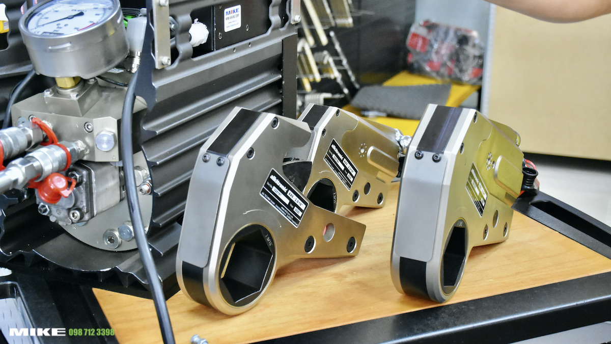 Máy xiết bulong đai ốc bằng thủy lực AX4 - Alkitronic Germany.