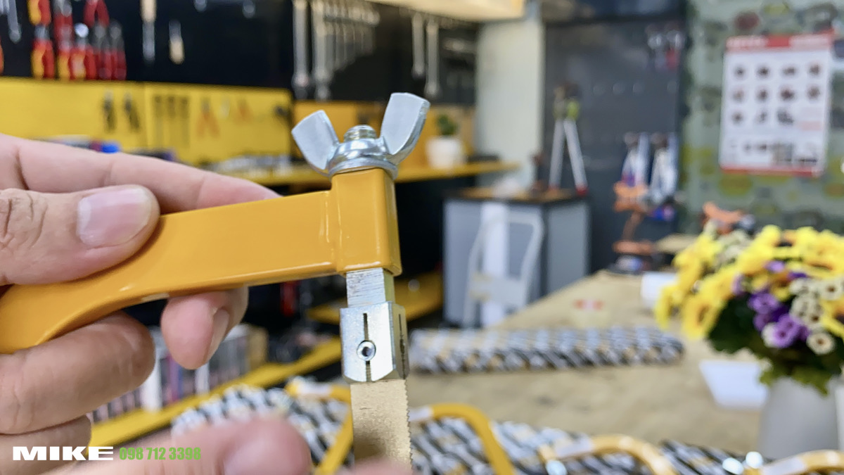 Vít tai vặn trên cưa sắt cán gỗ