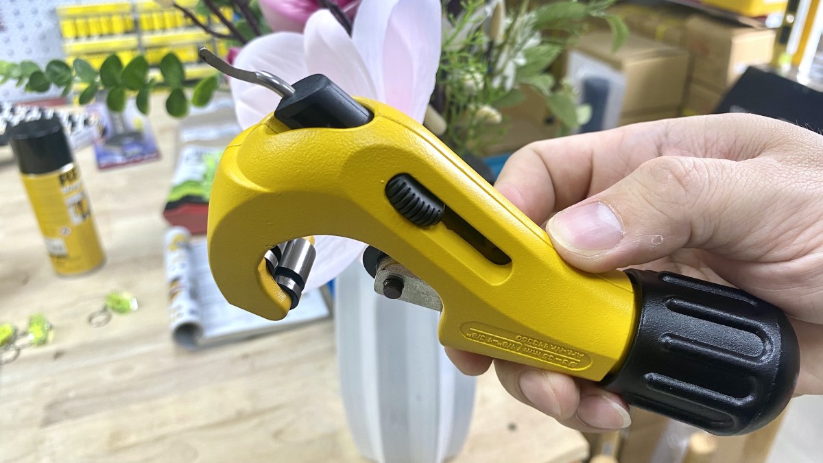 Tay cầm của máy được thiết kế theo dạng ergonomic công thái học