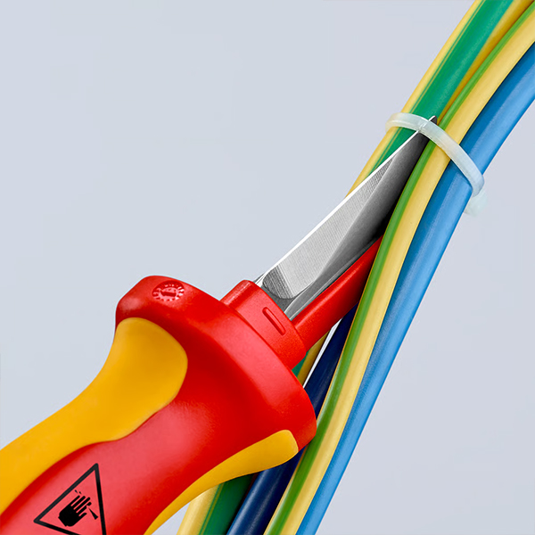 Dao rọc cáp Knipex 98 54 trang bị lớp nhựa phủ lưng lưỡi, hạn chế chập điện trong môi trường có điện áp.