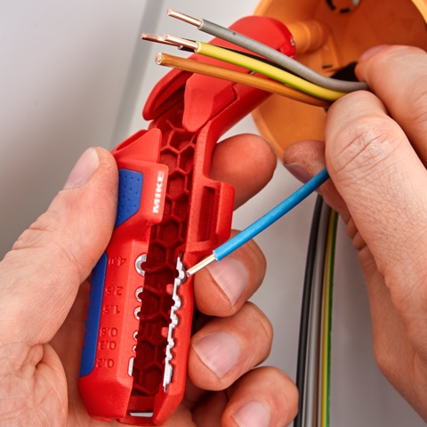 Knipex 16 95 01 trang bị 6 lưỡi tuốt dây có đường kính khác nhau.