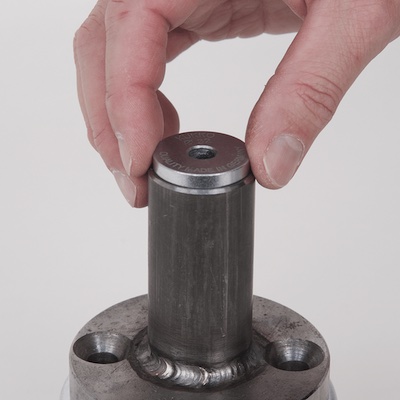 Đặt đĩa vào đầu trục