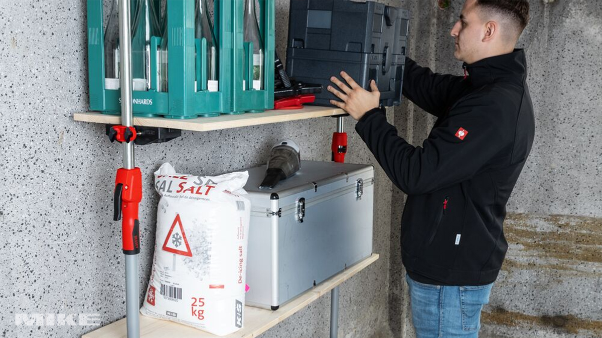 BESSEY STE-MH-SET dùng rãnh T-profile kết hợp kẹp bàn để cố định vật liệu.