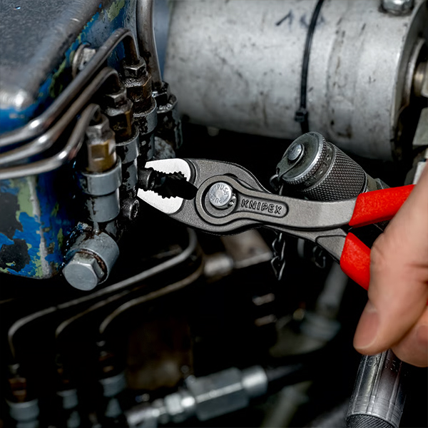 Kìm tháo ốc mòn TwinGrip Knipex 82 01 150 có răng “cắn” hướng trục tạo lực xoay trên ốc mòn cạnh.