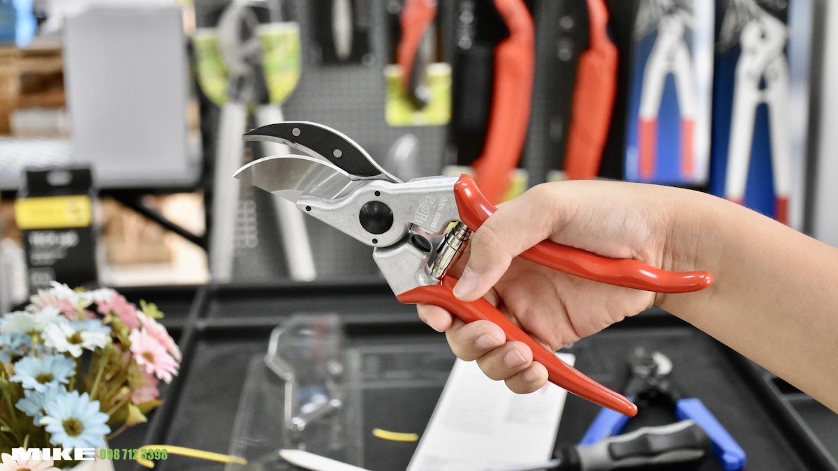 Hướng nhìn kéo cắt cành FELCO 2 bên phải. Tay cầm khác nhau