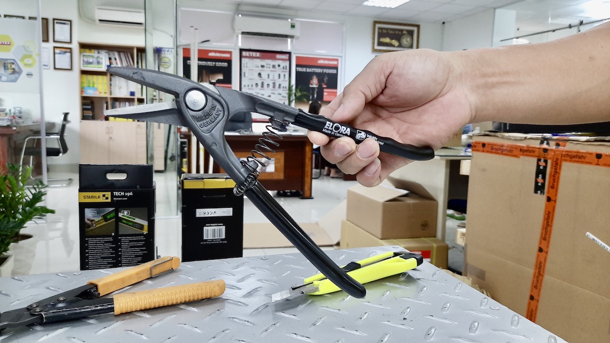 Dùng cắt thẳng, bo cua sang phải với bán kính cong lớn