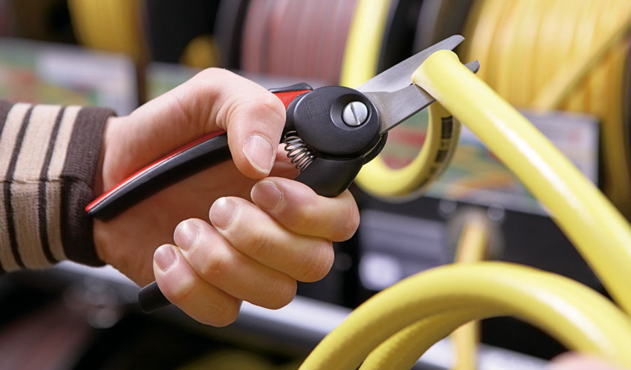 Kéo cắt đa năng 140-190mm. Hàng chính hãng Bessey. Cán cầm được bọc bằng nhựa cao cấp, thiết kế theo khuôn nắm giúp dễ cầm khi thao tác mà không bị trơn tuột bởi mồ hôi. Lưỡi được làm bằng thép không gỉ.