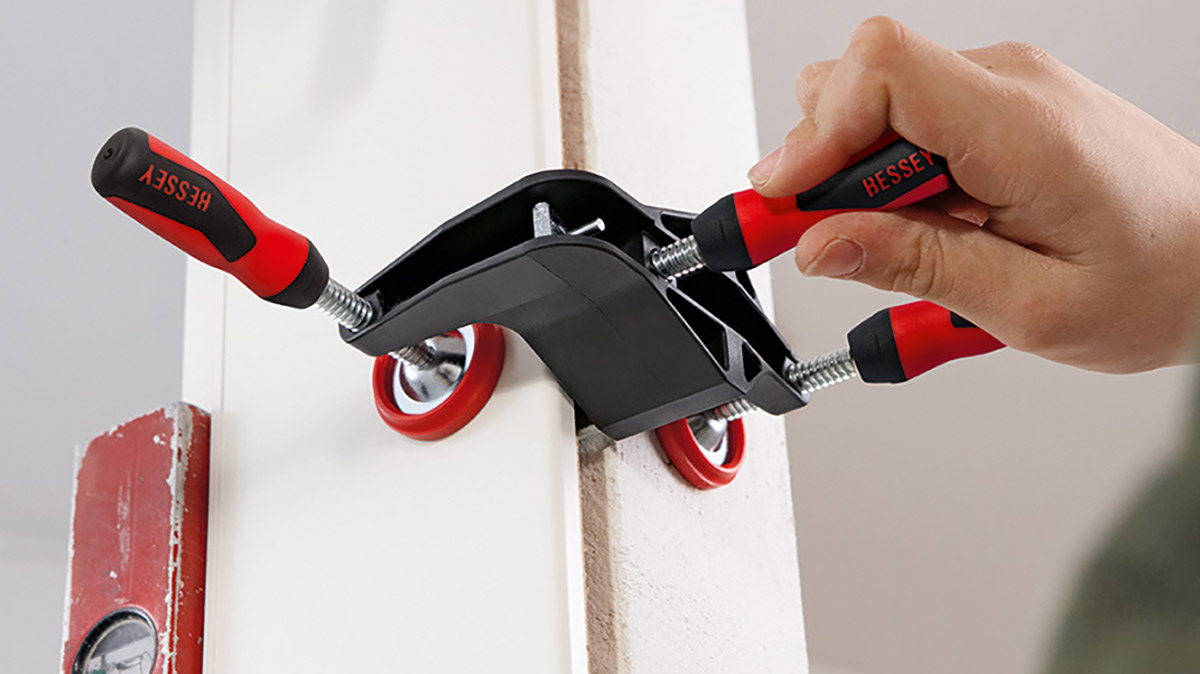 kẹp gỗ làm khung cửa