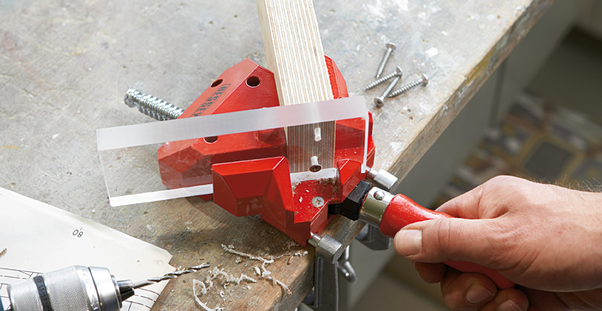 Cảo kẹp góc 90 trên phôi hỗn hợp BESSEY Germany.