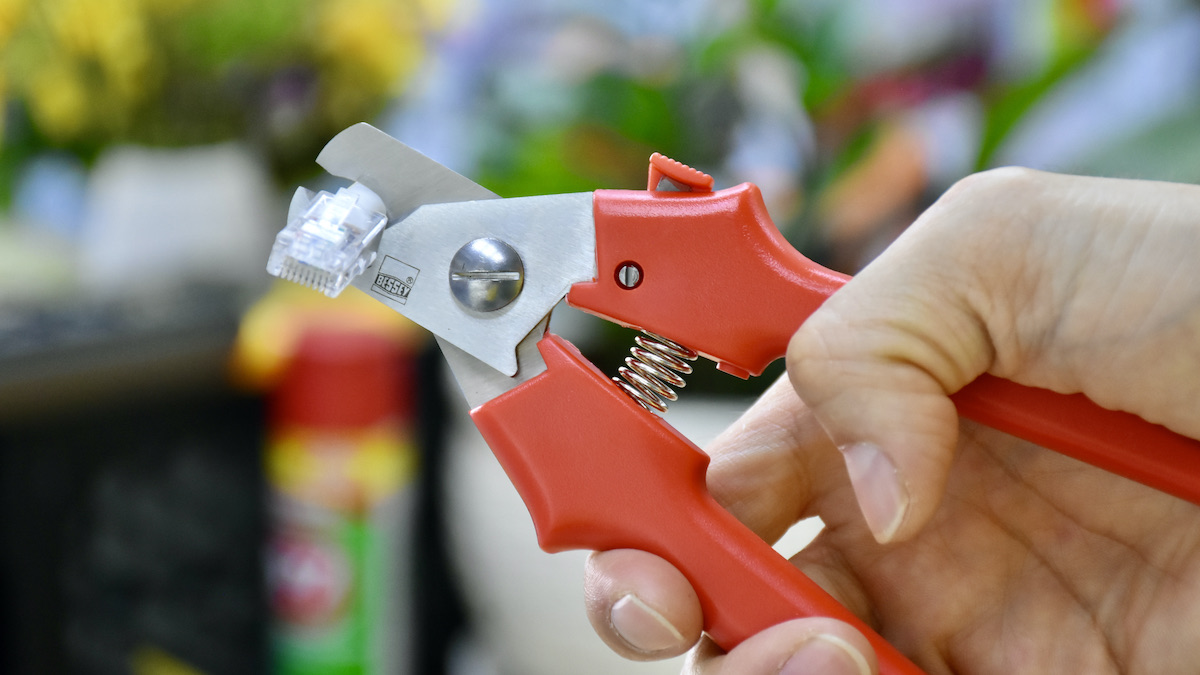 Được thiết kế 1 rãnh cong lõm trên thân lưỡi giúp cố định sợi dây cáp khi cắt