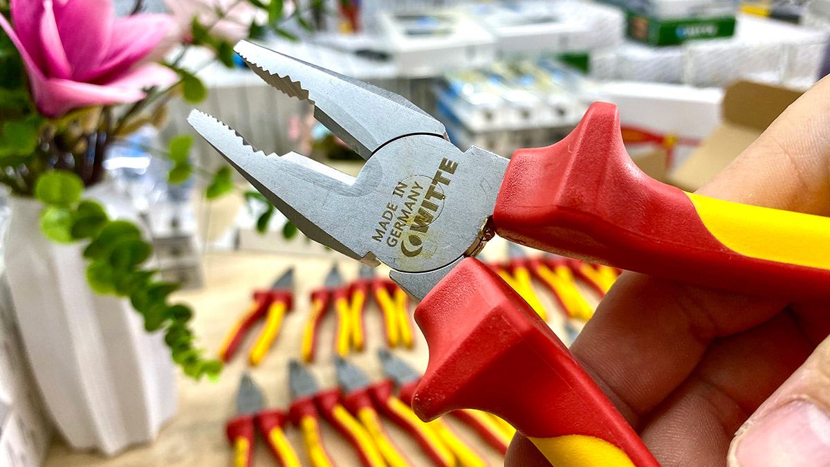 Bề mặt mạ Crom mờ, có khắc tên hãng WITTE và nơi sản xuất CHLB Đức