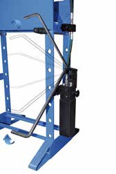 Tay bơm được tác động bằng tay hoặc chan