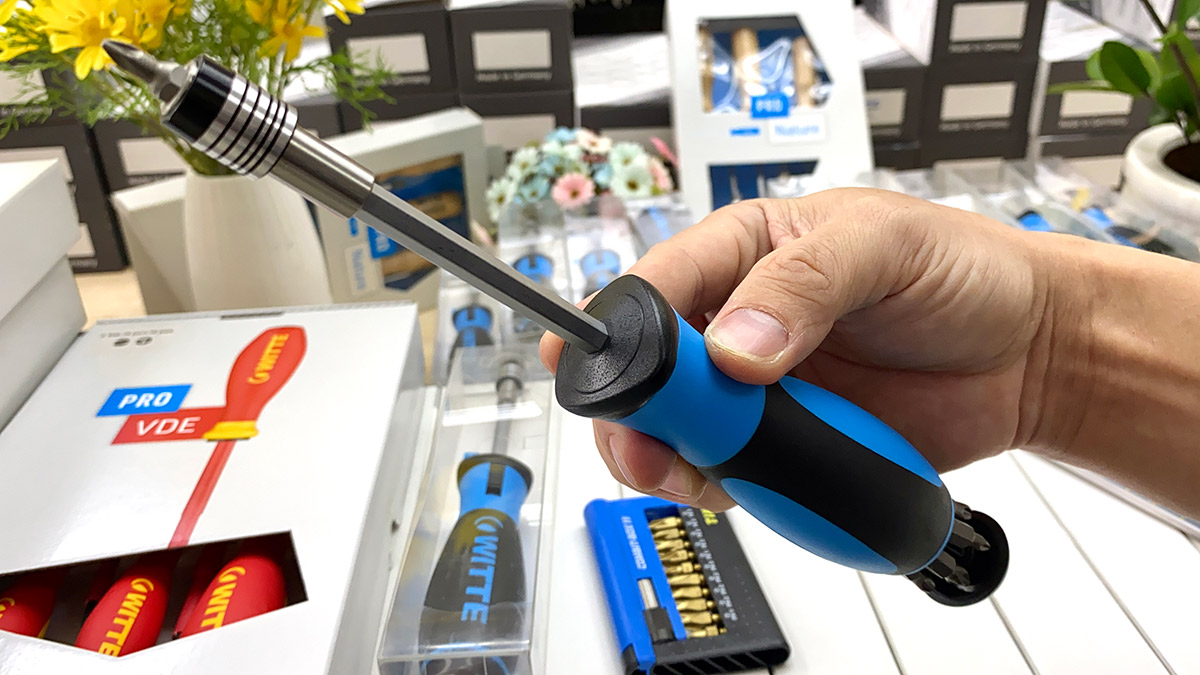 Tay vặn vít đa năng cán nhựa, gồm 6 đầu vít gồm 3 mũi bake và 3 mũi hoa thị