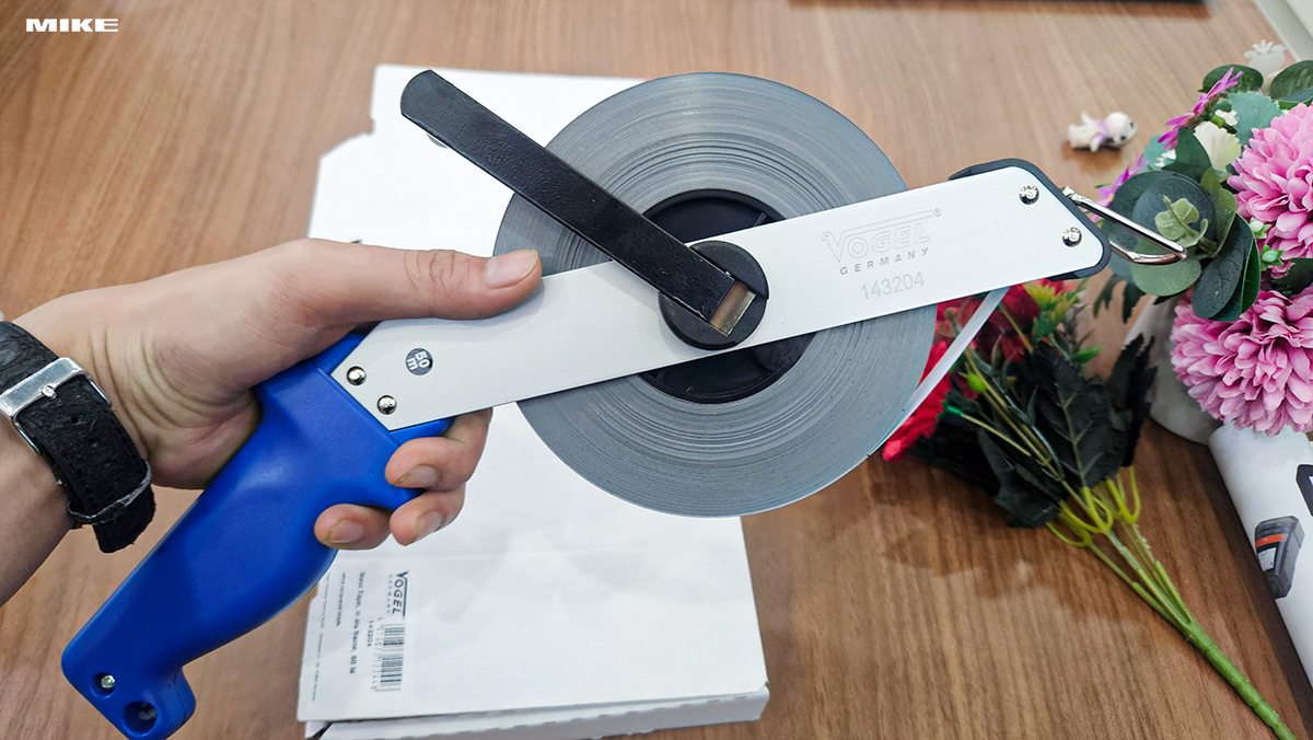 Thước cuộn khung chéo VOGEL Germany 1432 có tay xoay lớn với lõi thép giúp cuộn ra và tháo vào dễ dàng.