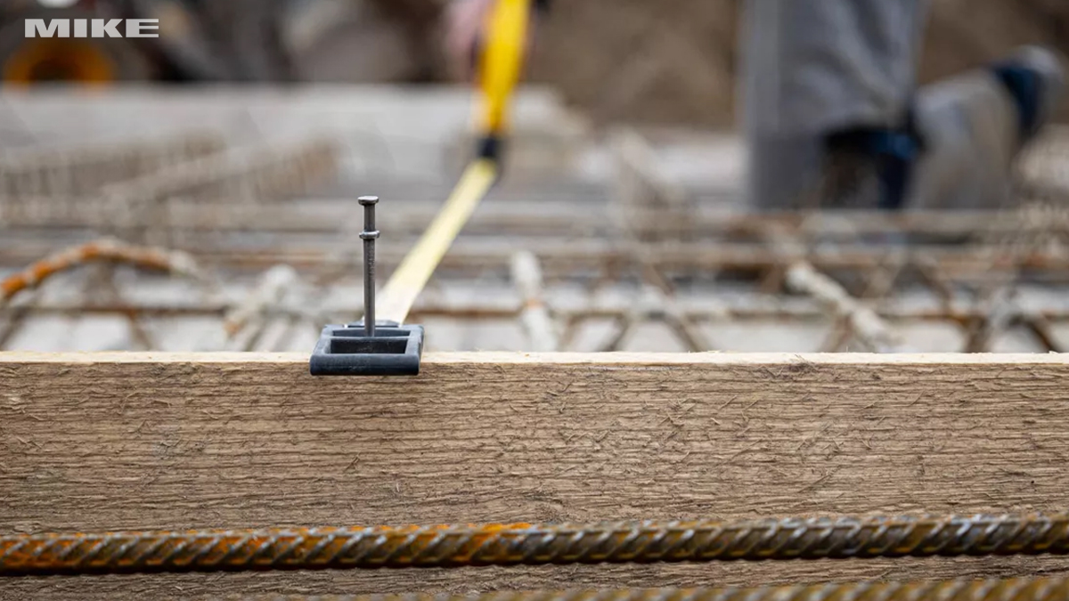 Thước cuộn 50m sợi thủy tinh STABILA LBM 1000 tích hợp tay quay CRANK CHANGE đảo chiều thao tác cho người thuận tay trái hoặc phải. Hệ thống vòng nhựa và rãnh móng tay tại đầu thước hỗ trợ cộng chiều dài đo hiệu quả khi cần thao tác cố định nhanh.