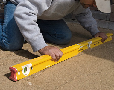 R300 tay cầm thuận tiện trên mọi vị trí của thước, nắm tay bao bọc thước, cầm chắc chắn. Không chỉ trong đo lường/thi công mà ngay cả khi di chuyển trong công trường.