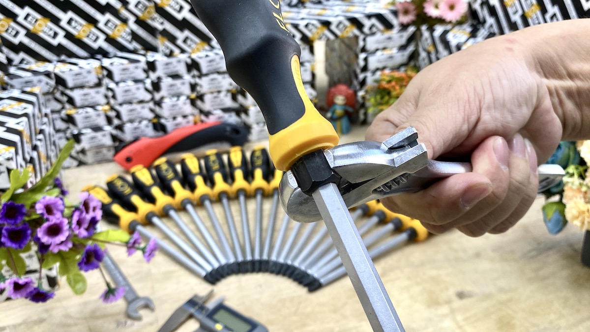 tô vít dùng kết hợp với cờ lê mỏ lết