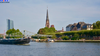 Cận cảnh nhà thờ cổ kính bên dòng sông Rhine