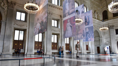 Chính điện treo các bức ảnh về các thành viên trong hoàng gia.
