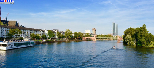 Góc còn lại của dòng sông với vị trí nhìn từ trên cầu đi bộ.